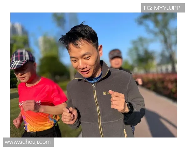 帅气足球明星赤脚奔跑展现无畏精神与自然之美