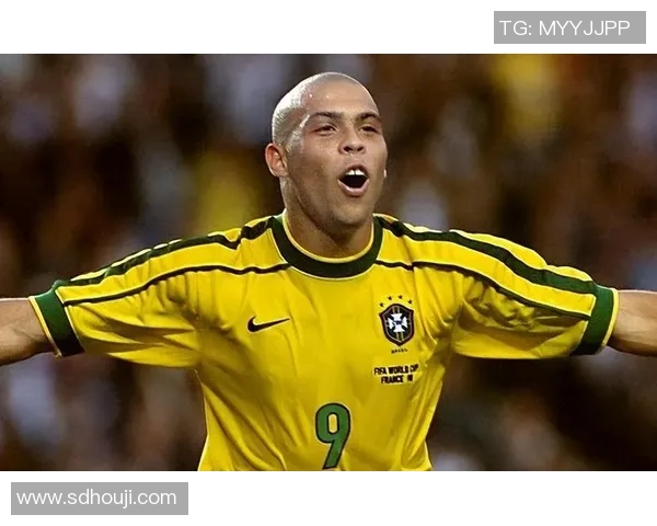 回顾足球传奇瞬间致敬明星球员的精彩瞬间与辉煌成就