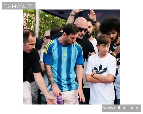 近期足球明星同框合影展现球场魅力与友谊瞬间的精彩时刻