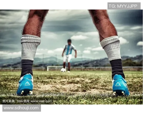 小腿粗壮却依然闪耀的足球明星们展现力量与技巧的完美结合 小腿粗壮却依然闪耀的足球明星们展现力量与技巧的完美结合