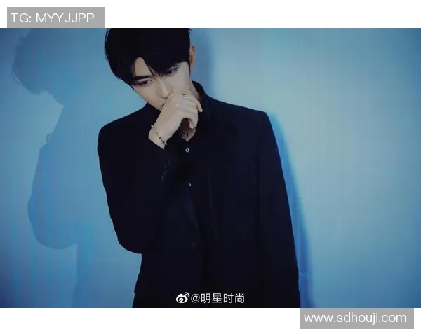 足球明星身穿黑大衣的时尚造型展示与魅力瞬间分享 足球明星身穿黑大衣的时尚造型展示与魅力瞬间分享