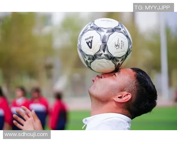 带翅膀的足球明星飞翔在绿茵场上展现无与伦比的技艺与魅力